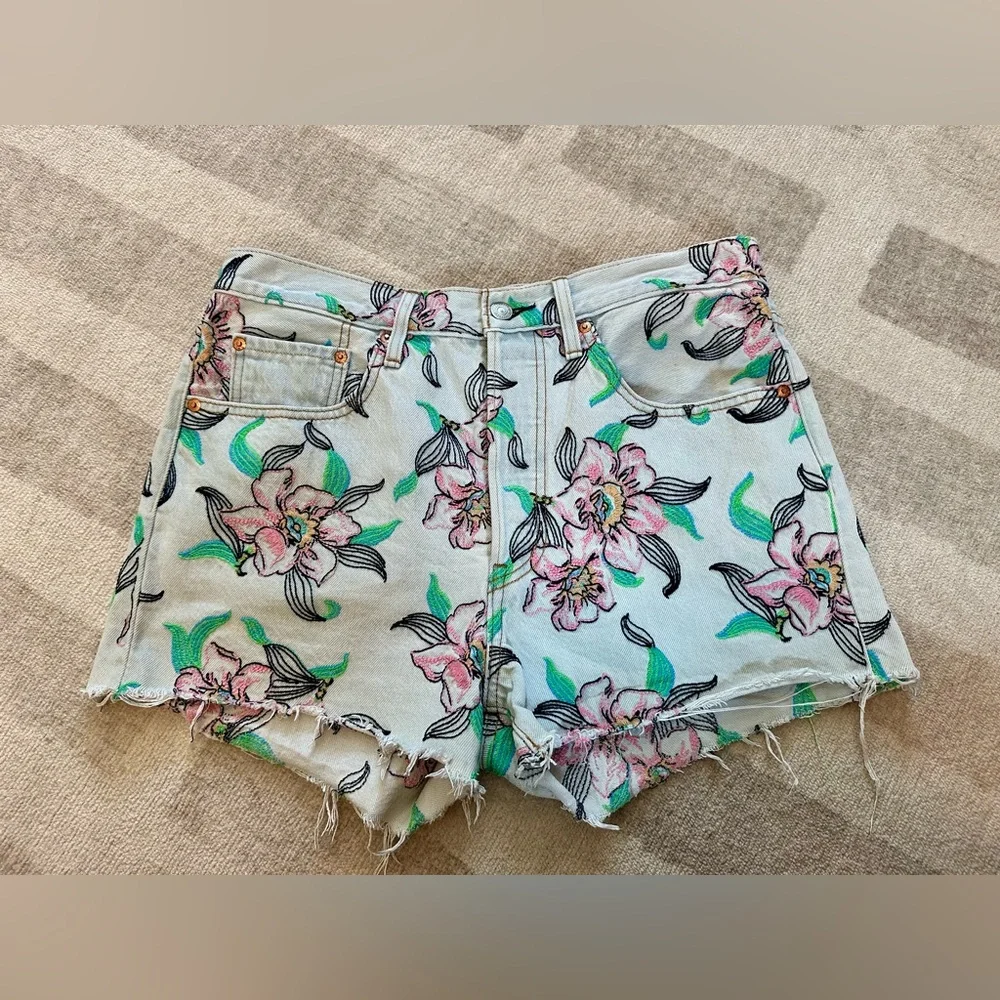 Levi’s Women’s 501 Hella Bloom Floral Embroidered High Rise Shorts (Size 30) - Picture 2 of 10